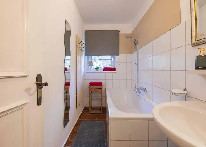 豪斯华纳酒店 *