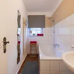 豪斯华纳酒店 *